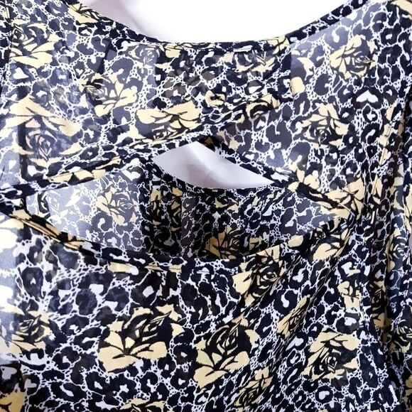 Torrid sleeveless Pleated Front Floral Blouse Sz Ox - Picture 8 of 9